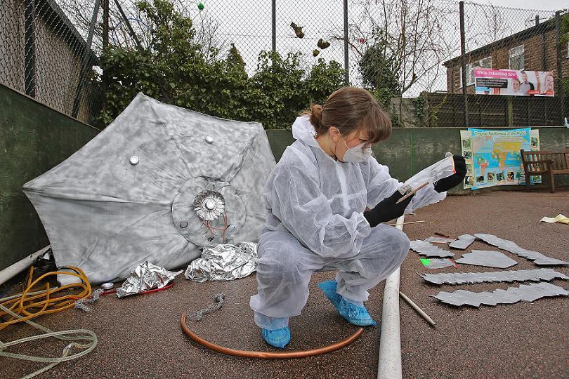 Sight Of Crash Landed Ufo Greets Buckhurst Hill - 